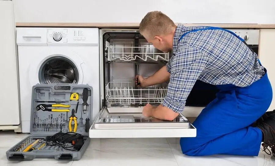 Yenimahalle Hotpoint servisi teknisyen ekibi beyaz eşya tamiri yaparken